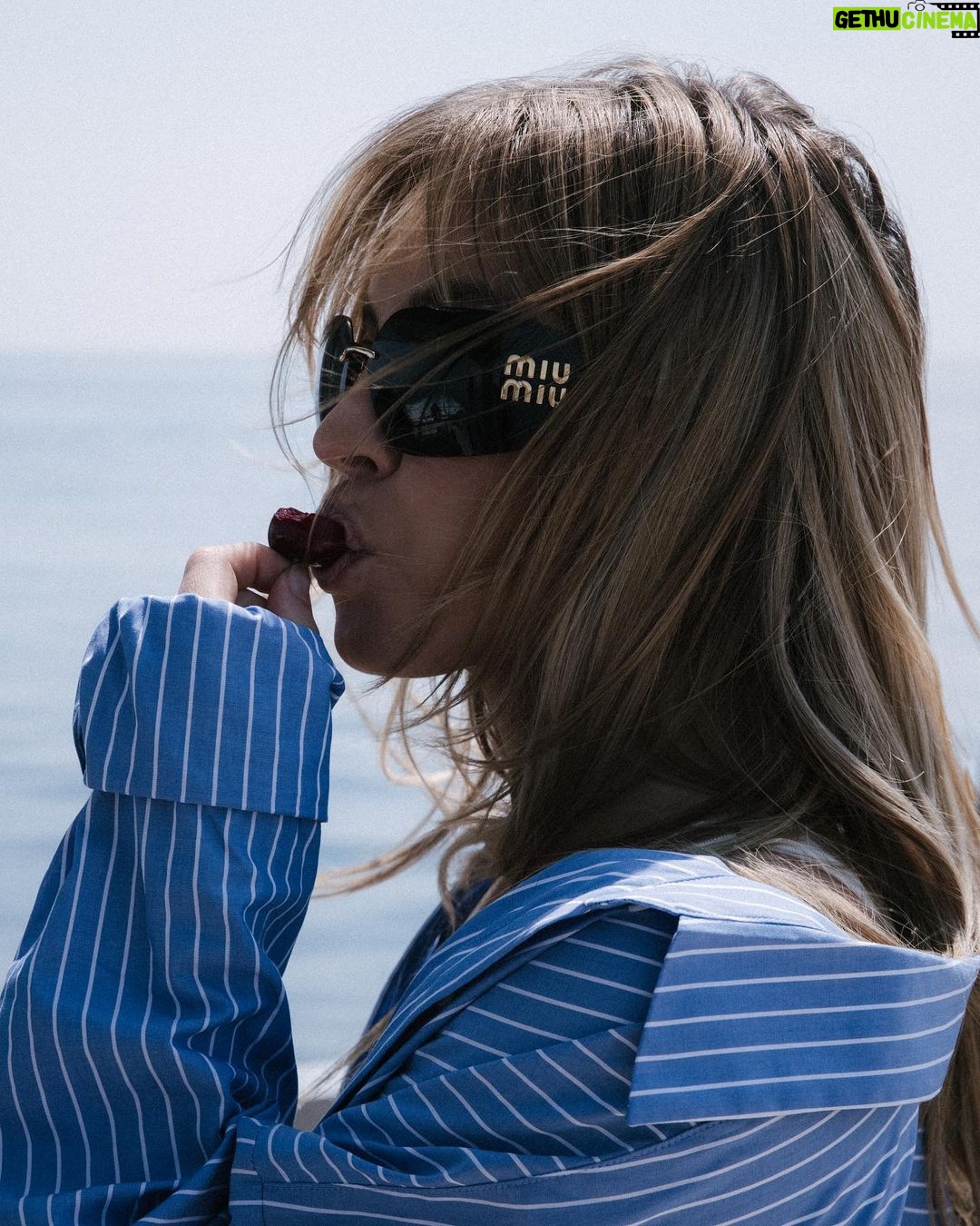 Sydney Sweeney Instagram - so thankful for my fam bam 💙 St.Tropez