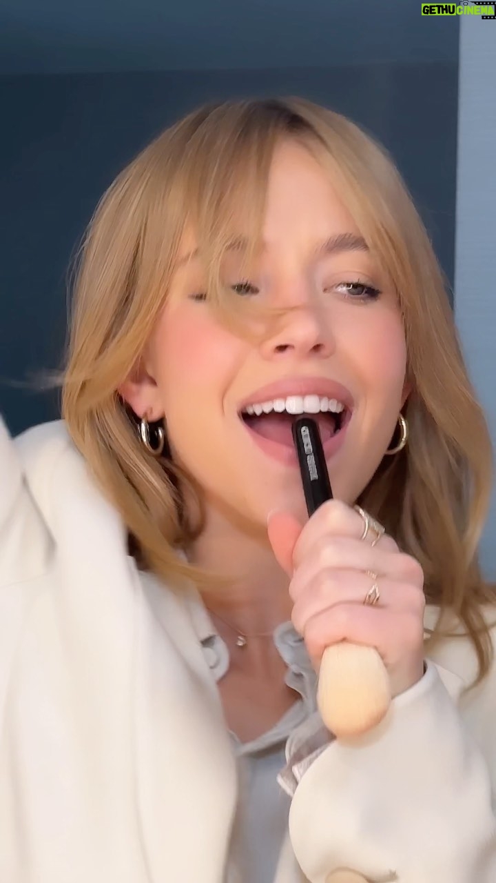 Sydney Sweeney Instagram - blushing with @armanibeauty ecstasy ✨ #luminoussilk #armanibeauty