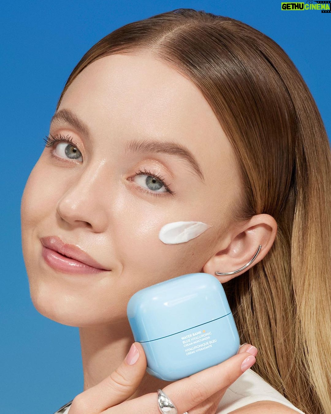 Sydney Sweeney Instagram - dewy skin and deep hydration with @laneige_us #waterbankcream #laneige_partner ✨