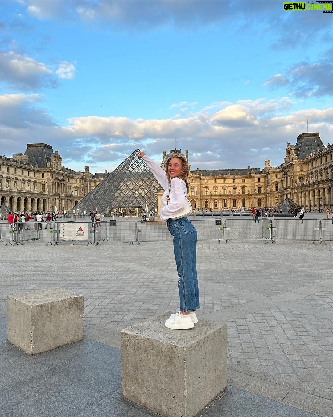 Sydney Sweeney Instagram - paris->mexico city in 48 hrs ✨️