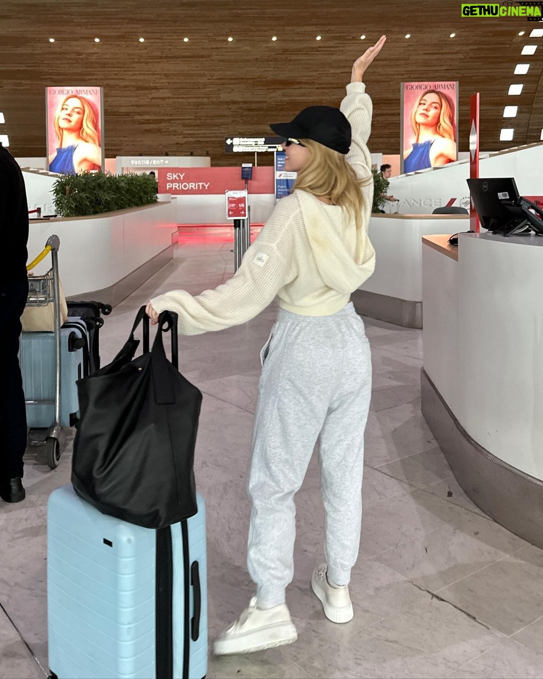 Sydney Sweeney Instagram - paris->mexico city in 48 hrs ✨️