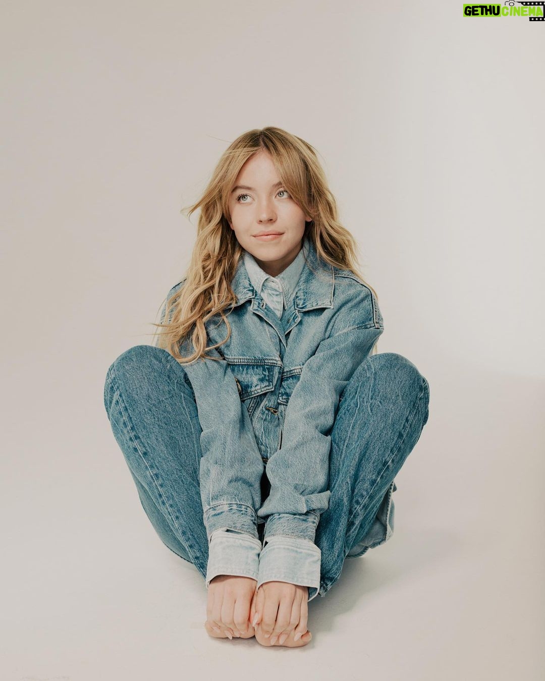 Sydney Sweeney Instagram - thank you @esmagazine for having me on your cover ✨