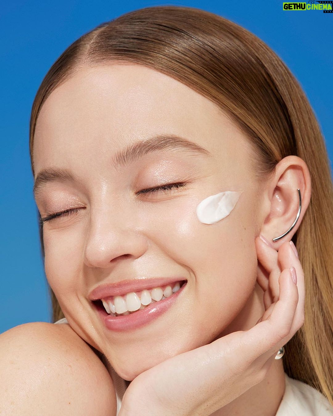 Sydney Sweeney Instagram - dewy skin and deep hydration with @laneige_us #waterbankcream #laneige_partner ✨