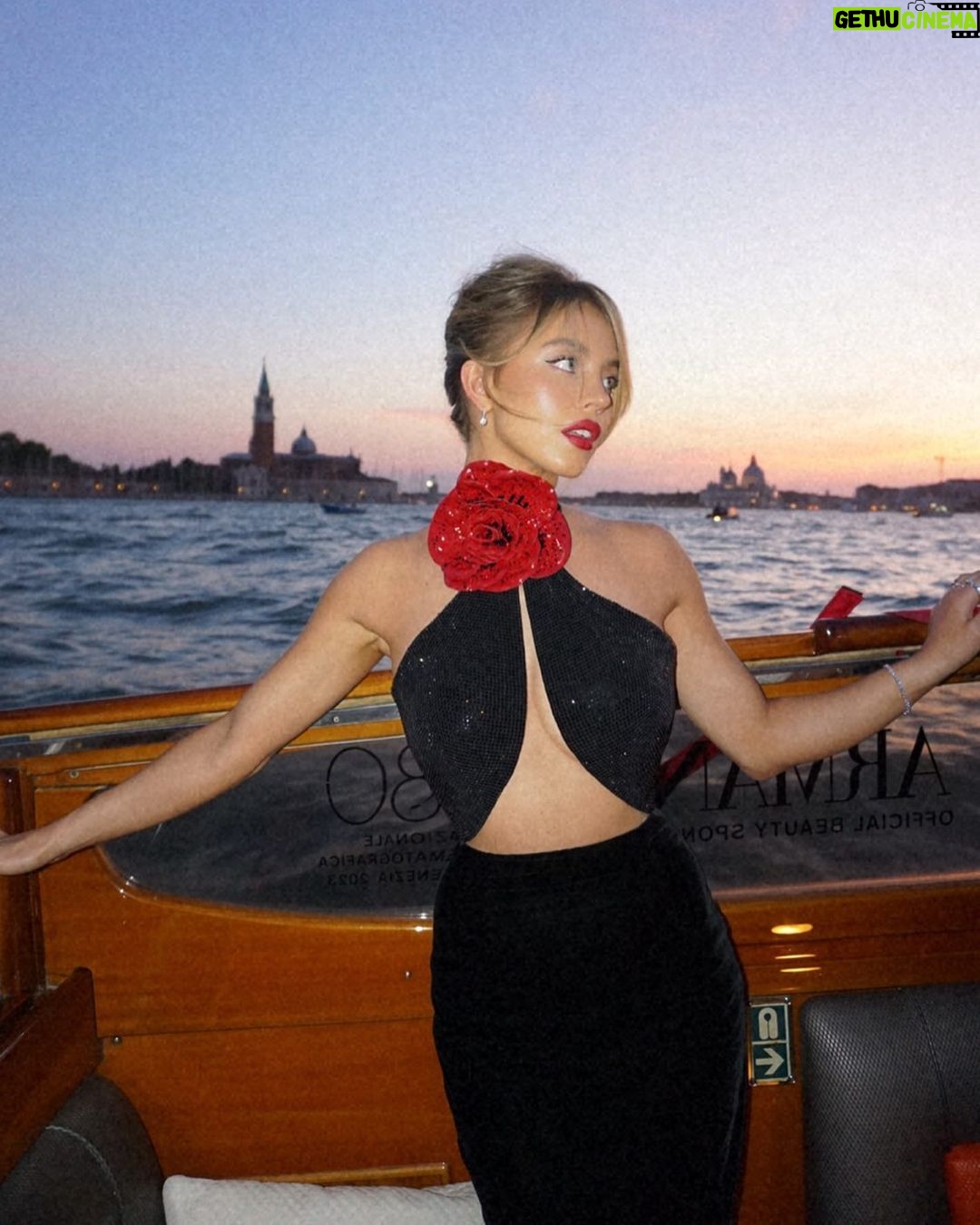 Sydney Sweeney Instagram - dinner date with my @armanibeauty family ❤️ #armanibeauty #armanimakeup