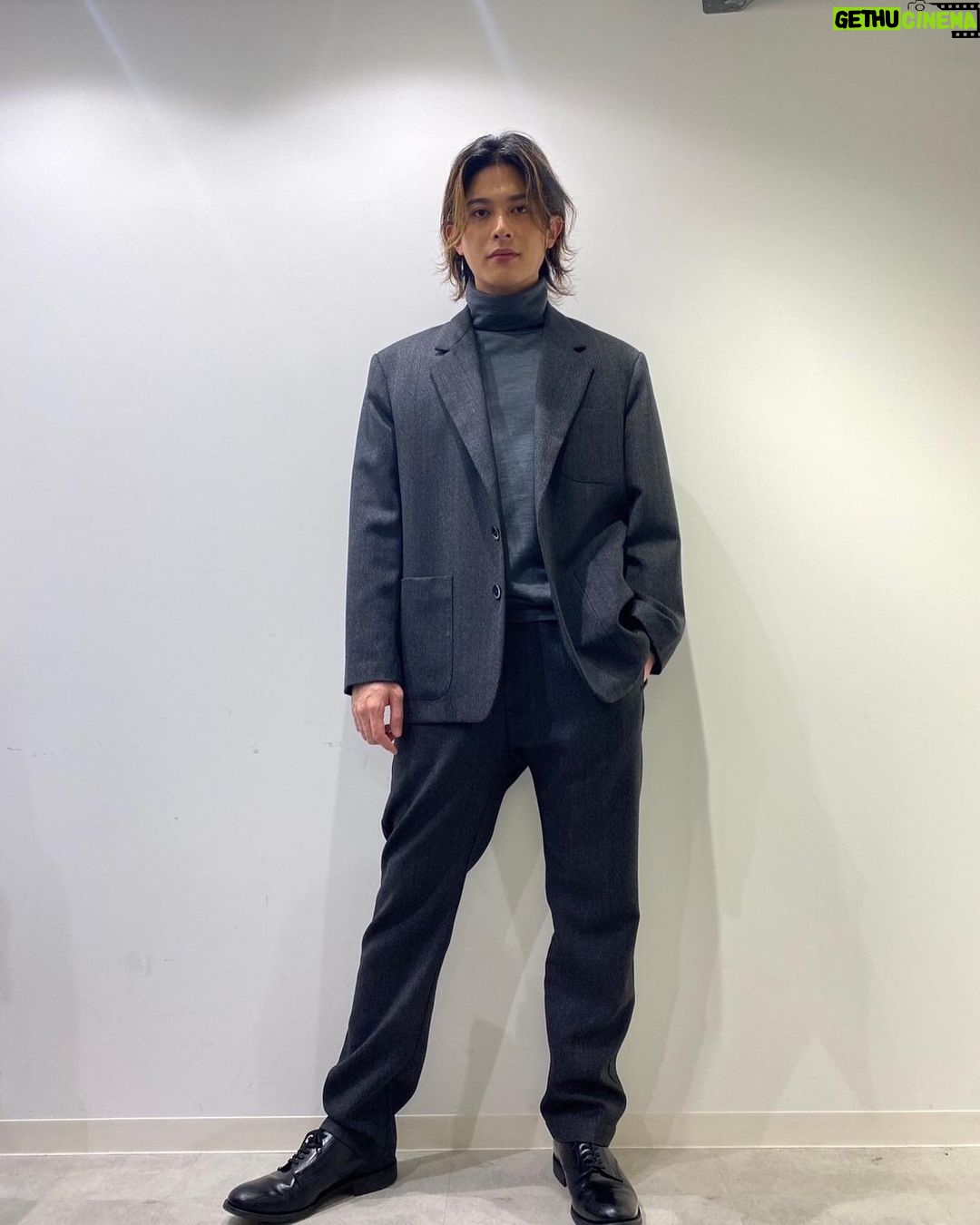 Syuya Sunagawa - 2.1K Likes - カレンダーお渡し会ありがとうございました!今回の衣装です。一部二部どちらも見た目ピシッとしてるのに着心地良かったです!