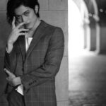 Syuya Sunagawa Instagram - 何このポーズ。過去の自分に聞きたい。笑 #撮影#モデル#カメラ#白黒#楽しい#綺麗#黒#モノクロ#スーツ#謎#ポーズ