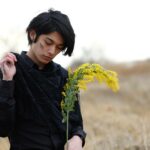 Syuya Sunagawa Instagram - 何の花だろう。 #撮影#モデル#カメラ#白黒#楽しい#砂利道#綺麗#黒#スカーフ#シャツ#花#草#黄色