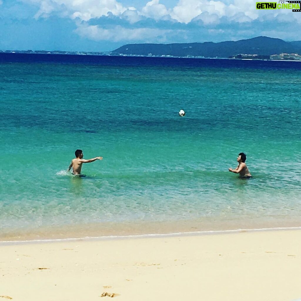 Syuya Sunagawa Instagram - きゃっきゃうふふしとる。笑 BBQの時の写真だけど何回見てもニヤけてしまう笑 #沖縄#海#瀬良垣#恩納村#白い砂浜
