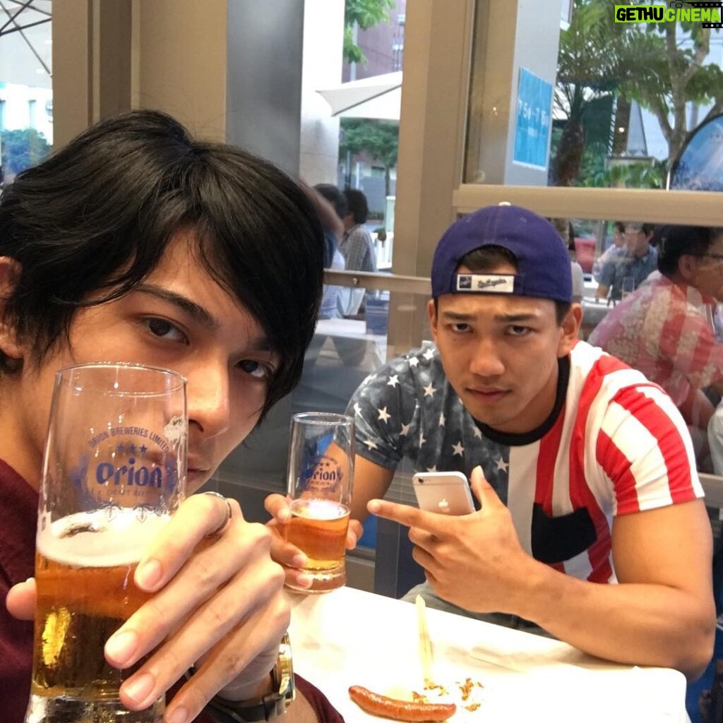 Syuya Sunagawa Instagram - たけるさんとサザンブルー BARにいった。 #ビール#サザンスター#モデル#楽しい #那覇#たけるさん目つき悪いww