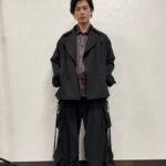 Syuya Sunagawa Instagram - . 掲載情報📚 3/1発売 ■日本映画navi vol.92 ■東映ヒーローMAX vol.63 是非ご覧ください！ 取材時に着用した衣装でパチリ📷 🧥👖 @syte_yohjiyamamoto 👔 @jivelta @sian.pr 👞 @paraboot_official_japan by staff #ゼロワンothers仮面ライダー滅亡迅雷