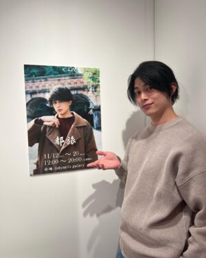 Syuya Sunagawa Instagram - 今日写真展に行ってきました！
メッセージを書いたり写真を撮ったりしました。隠れアニマル描いてきたから探してみてね。そして、写真展会場1Ｆの「望月」さんのモンブラン食べて欲しい。めっちゃ美味しかった！帰りに是非寄ってみて下さい！
今回の写真展でも着用したシューズで行きました！