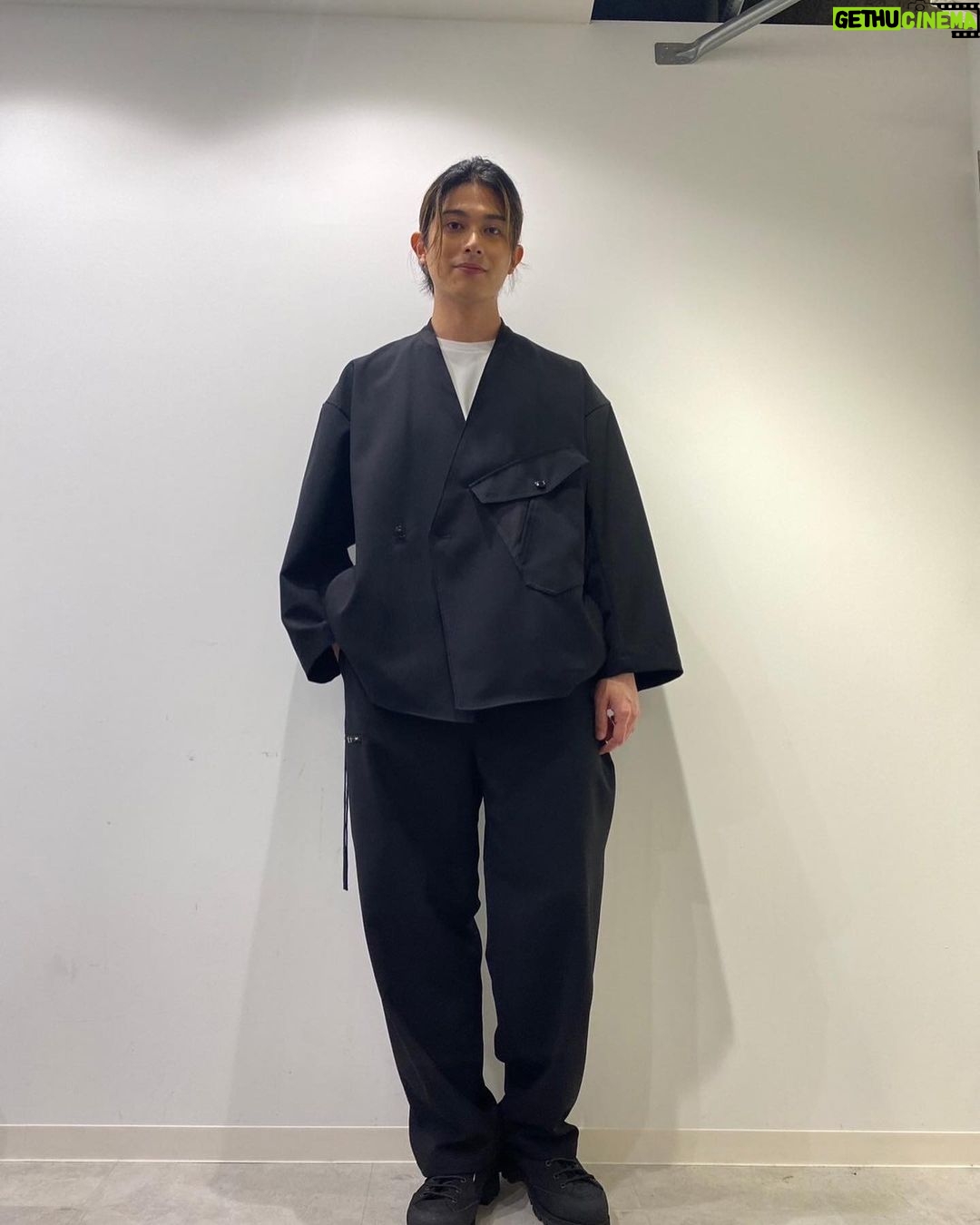 Syuya Sunagawa - 2.1K Likes - カレンダーお渡し会ありがとうございました!今回の衣装です。一部二部どちらも見た目ピシッとしてるのに着心地良かったです!