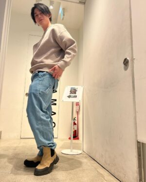 Syuya Sunagawa Instagram - 今日写真展に行ってきました！
メッセージを書いたり写真を撮ったりしました。隠れアニマル描いてきたから探してみてね。そして、写真展会場1Ｆの「望月」さんのモンブラン食べて欲しい。めっちゃ美味しかった！帰りに是非寄ってみて下さい！
今回の写真展でも着用したシューズで行きました！
