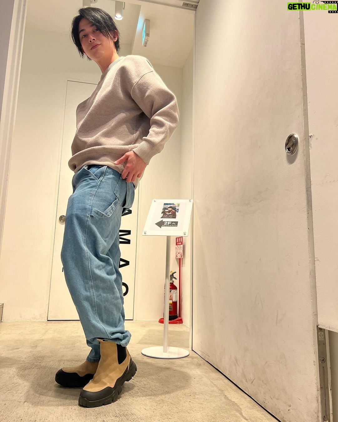 Syuya Sunagawa - 2.6K Likes - 今日写真展に行ってきました!
メッセージを書いたり写真を撮ったりしました。隠れアニマル描いてきたから探してみてね。そして、写真展会場1Fの「望月」さんのモンブラン食べて欲しい。めっちゃ美味しかった!帰りに是非寄ってみて下さい!
今回の写真展でも着用したシューズで行きました!