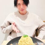 Syuya Sunagawa Instagram - 今日写真展に行ってきました！ メッセージを書いたり写真を撮ったりしました。隠れアニマル描いてきたから探してみてね。そして、写真展会場1Ｆの「望月」さんのモンブラン食べて欲しい。めっちゃ美味しかった！帰りに是非寄ってみて下さい！ 今回の写真展でも着用したシューズで行きました！