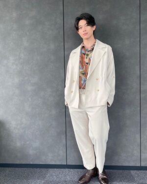 Syuya Sunagawa Instagram - .
すなふぉと。vol.1
オフショット📸🎞

発売中〜〜〜🌳