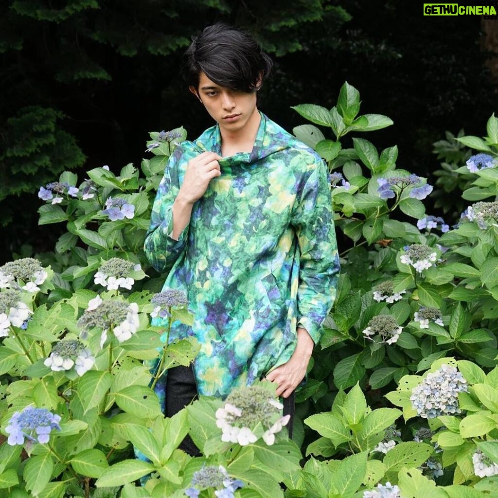 Syuya Sunagawa Instagram - 紫陽花さんと撮ってもらいました。😀 #モデル#撮影#綺麗#楽しい#自然#ポーズ#紫陽花#花 #東京#沖縄#テンボ#tenbo#tenbo_official @tenbo_official#model#Shooting#Beautiful#Nature#Pause