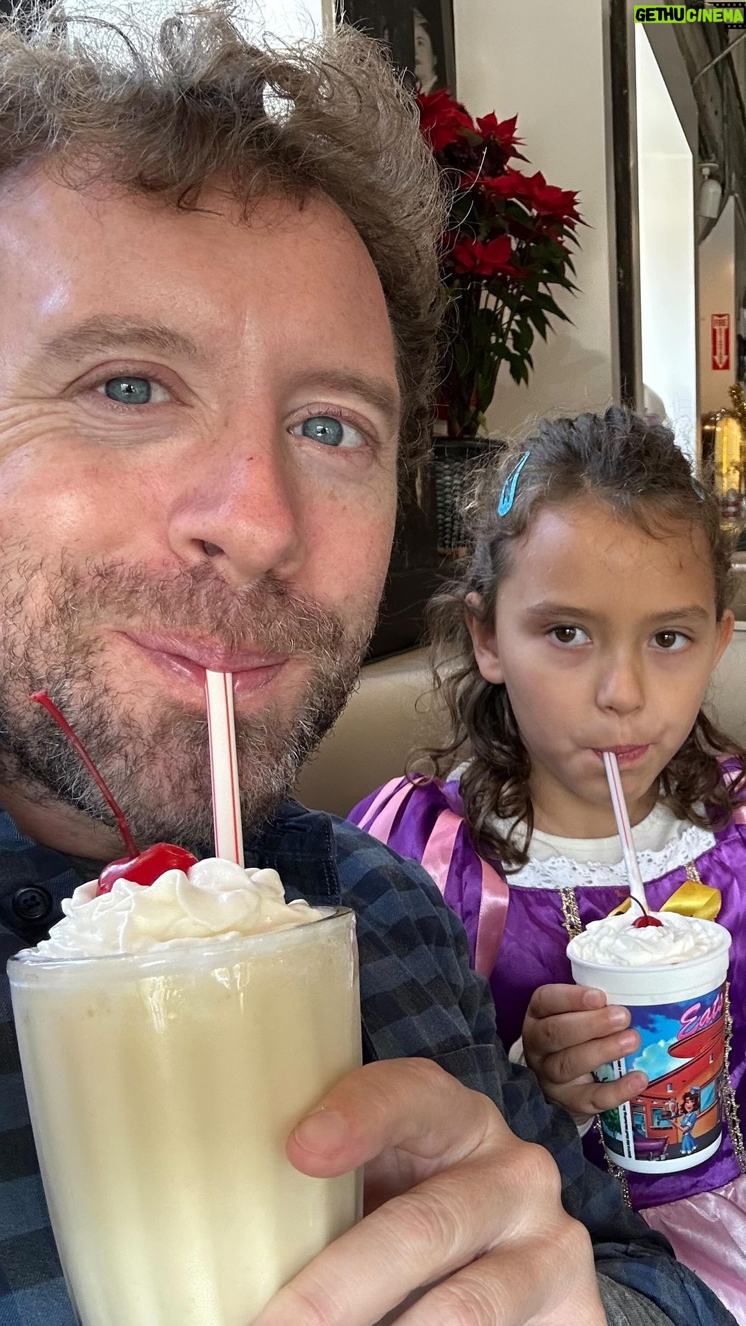T.J. Thyne Instagram - HAPPY NEW YEARS EVE EVERYONE! π€©π€©. Letβs go into 2024 the Olive/Mouse way! Here is how: sprint forward with full abandon, spread your arms, leap with joy, reach for the stars, and smile as wide as the sun! Happy New Year 2024!π₯³ ππππΎπππ
