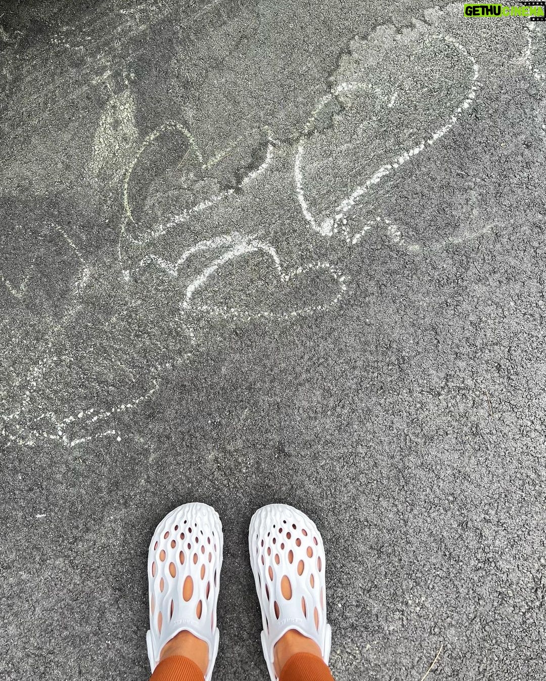 T.J. Thyne Instagram - Love Is All Around! Wow! So many good heart finds! The jeans! The shadow at night! the snow on the mountains from airplane window high above! Wow! Good eyes! Found a few I threw in for ya as well. Love to you all!! 💕 😊