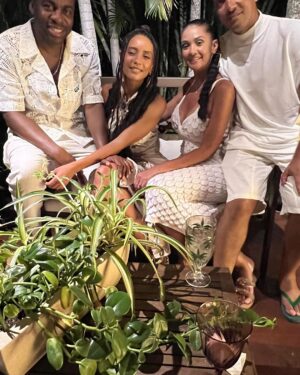 Taís Araújo Instagram - Um Ano Novo com amor, família, amigos, trabalho, risadas, realizações e possibilidades infinitas e caminhos abertos, meus amores❤️
