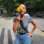 Taís Araújo Instagram - A gentileza é um aspecto a ser celebrado mesmo. Eu estava dando uma volta e do nada apareceu uma moça com uma bicicleta cheia de flores, juro! Eram muitas flores, parecia um sonho! 💐 🚲 Eu falei: ah que lindaaa!!! E ela (que depois descobri que se chama @rmbikeflower aqui no insta e é paisagista tá? A coisa mais linda!), parou de forma muito gentil, me deu esse girassol, foi embora e agora eu não paro de sorrir. 😁❤️🌻 Tudo isso me fez pensar sobre o poder da gentileza e como isso nos afeta e vai afetando tipo efeito dominó cada um que é tocado por essa qualidade poderosa. Pensando em como uma atitude simples é capaz de iluminar tanto o nosso dia, né? Que a gentileza atravesse as nossas vidas, seja de bike ou através de palavras amigas, atitudes maneiras e gestos amáveis.