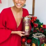 Taís Araújo Instagram - Tem presente melhor do que os chocolates e os panettones da Lindt para o Natal? 🍫❤️ Nós não temos dúvidas que a @lindt_brasil tem o presente perfeito e as embalagens mais lindas para presentear as pessoas especiais não só nessa época, mas também durante o ano todo! 😍 E vocês, já escolheram o que vão querer ganhar neste final de ano? Marca aqui aquela pessoa querida que vai te presentear com Lindt! 😉 #SintaoSabordoInesquecível #NatalLindt #IrresistivelmenteCremoso #LindtLINDOR #publicidade
