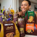 Taís Araújo Instagram - Lá vem ela! 😋 A época mais deliciosa do ano: Família reunida, comida boa, recesso, maratona de filmes e… PANETTONE! Eu já queimei a largada das novidades de @lindt_brasil além dos clássicos que são tradição aqui em casa. Fala sério, tem coisa melhor??? 🥰🎄🍫 #SintaoSabordoInesquecível #PanettoneLindt #NatalLindt publi*