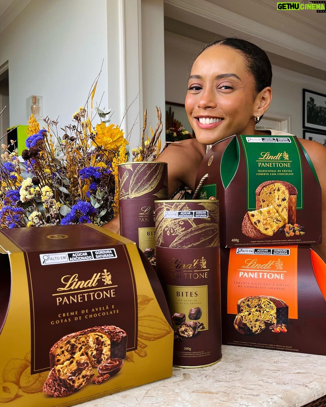 Taís Araújo Instagram - Lá vem ela! 😋 A época mais deliciosa do ano: Família reunida, comida boa, recesso, maratona de filmes e… PANETTONE! Eu já queimei a largada das novidades de @lindt_brasil além dos clássicos que são tradição aqui em casa. Fala sério, tem coisa melhor??? 🥰🎄🍫 #SintaoSabordoInesquecível #PanettoneLindt #NatalLindt publi*