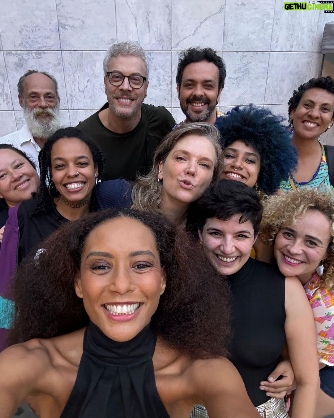 Taís Araújo Instagram - Foram semanas em Curitiba filmando “Doutor Monstro” com gente da melhor qualidade! Equipe Curitiba, de profissionais talentosos, competentes e amorosos. Foram dias intensos contando uma história verídica de um feminicídio que foi tratado como legítima defesa! É um filme de tribunal e uma denuncia do que aconteceu e acontece diariamente com as mulheres nesse país. Obrigada @marcos_jorge_2311 pela coragem de desenterrar essa história. Obrigada profissionais de cinema de Curitiba, vcs são foda! Obrigada equipe linda e talentosa e muito, mas muito obrigada ao elenco curitibano por me receber com tanto amor e talento.