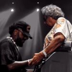 Taís Araújo Instagram - Até quem não estava no Afropunk sentiu um quentinho no coração com essa benção 🥹🙏🏾 Que coisa linda @djongador, vcs são grandiosos demais! Saúde e sucesso pra você e sua família ❤️‍🔥 Consciência entre os nossos é, sobretudo, valorizar e exaltar nossas origens, histórias e nossas matriarcas! De resto? Sensação sensacional… 📹: @tracebrasil @agenciaayouba__ @tiagorodriguez.k