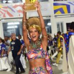 Taís Araújo Instagram – Ontem foi uma verdadeira maratona! Mas também foi uma explosão de amor, homenagens e cultura no maior espetáculo audiovisual do planeta. Obrigada @oficialportela pelo convite de estar na avenida ajudando a contar essa história a altura de sua importância para o país. “Um defeito de cor” de @ana.maria.goncalves_  é um fenômeno premiadíssimo e hoje dispara entre os mais vendidos do país provando que, não há dúvidas sobre a importância do carnaval na cultura e imaginário popular.

Em @mangueira_oficial podemos homenagear @alcioneamarrom , a negra voz do amanhã, no alto nível de grandeza que ela merece diante da infinita contribuição para a música brasileira. Realmente, uma noite pra nunca mais esquecer! ✊🏾🎉

📸: @leofrancofoto | @renatowrobel | @mserralima | @eulaisgomes Sambódromo da Marquês de Sapucaí