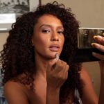 Taís Araújo Instagram - Agora sim, COMEÇOU! ✨ Close dos preparativos para o talk e aproveitando esse calorzinho de Salvador pra usar e abusar das maquiagens de longa duração com Natura Una, da @naturabroficial! Gostaram, meus amores? 💋 Que além de trazer tons lindos, contam com fixação, tratamento, alta cobertura e performance, e nada mais chique que entregar beleza e ainda cuidar da pele, né não? Fica aí a dica! Lembrando que o talk: “Contos da Afrodiáspora” vai começar às 15h Centro de Convenções de Salvador. 📍 📸 : @oronaldcruz Assist. @takeingridlima #Liberatum #NaturaUna #Publicidade