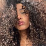 Taís Araújo Instagram - Quando me perguntam onde eu tô 🤳🏽 Se alguém te perguntar onde você está nessa terça, sua selfie vai ser como? Descreve aqui nos comentários 🤪 Selfies