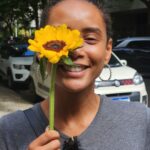 Taís Araújo Instagram - A gentileza é um aspecto a ser celebrado mesmo. Eu estava dando uma volta e do nada apareceu uma moça com uma bicicleta cheia de flores, juro! Eram muitas flores, parecia um sonho! 💐 🚲 Eu falei: ah que lindaaa!!! E ela (que depois descobri que se chama @rmbikeflower aqui no insta e é paisagista tá? A coisa mais linda!), parou de forma muito gentil, me deu esse girassol, foi embora e agora eu não paro de sorrir. 😁❤️🌻 Tudo isso me fez pensar sobre o poder da gentileza e como isso nos afeta e vai afetando tipo efeito dominó cada um que é tocado por essa qualidade poderosa. Pensando em como uma atitude simples é capaz de iluminar tanto o nosso dia, né? Que a gentileza atravesse as nossas vidas, seja de bike ou através de palavras amigas, atitudes maneiras e gestos amáveis.