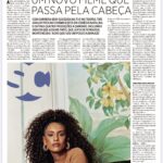 Taís Araújo Instagram - Não desista, sonhe, trabalhe, se dedique e insista! Hoje estou na capa do Segundo Caderno, do Jornal O Globo falando sobre trabalho para o querido @lucaspsalgado. Meu futuro tem diversos projetos e muito cinema logo agora que acabo de estrear meu décimo filme: ‘Ritmo de Natal’, de Allan Fiterman. E ano que vem tem mais: tem o ‘Auto da Compadecida 2’, do Guel Arraes (@guel_arraes) e Flávia Lacerda (@flavilac ) , ‘Doutor Monstro’, do Marcos Jorge (@marcos_jorge_2311) e um que ainda não posso contar. Acabou? Não. Tem outros dois que já aceitei filmar. Uma dezena de filmes é um número e tanto, mas se minha carreira tem mais de três décadas, reconheço que mesmo tendo estreado no cinema há 25 anos e tendo filmes lindos ao lado de diretores com Joel Zito Alencar, Cacá Diegues, Caíto Ortiz e, claro, o Lázaro Ramos, a TV e o teatro sempre me enxergaram com olhos mais generosos. A verdade é que sou uma atriz muitas vezes classificada como uma atriz de TV, o que me enche de orgulho. E também uma atriz negra que enfrentou, sim, toda a sub-representação de mulheres com as minhas características no cinema. Então, fazer tanto no cinema e com diretores que eu sempre sonhei trabalhar, pra mim é retomada – e também sinal de que estamos avançando, não é? Agradeço a todos os diretores pelos convites. E esse post é pra dizer pra você que tudo tem seu tempo. 💃🏾 📸: @msabah 👗: @ritalazzarotti 🏃🏽‍♀️: @jusans 💄: @walterlobato_