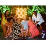Taís Araújo Instagram - Uma sequencia de muito amor, alegria, cumplicidade e lookinhos (no plural) porque sim, graças a minha amiga @ritalazzarotti , a gatinha aqui foi praticamente debutante na própria festa de 45 anos. ✨💅🏾 Ela inventa moda e eu faço o que? Embarco! Pq amo uma farra, ainda mais se tiver brilho! 📸: @rscassiano ✍🏽: @itaiaraandrade 📹: @thatalota 📍: @joandjoe.rio JO&JOE Rio