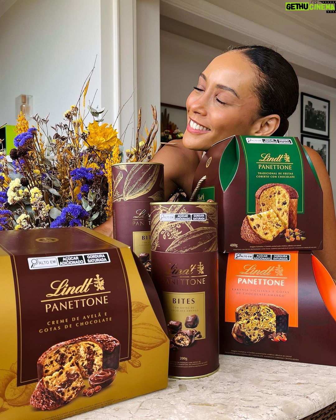 Taís Araújo Instagram - Lá vem ela! 😋 A época mais deliciosa do ano: Família reunida, comida boa, recesso, maratona de filmes e… PANETTONE! Eu já queimei a largada das novidades de @lindt_brasil além dos clássicos que são tradição aqui em casa. Fala sério, tem coisa melhor??? 🥰🎄🍫 #SintaoSabordoInesquecível #PanettoneLindt #NatalLindt publi*