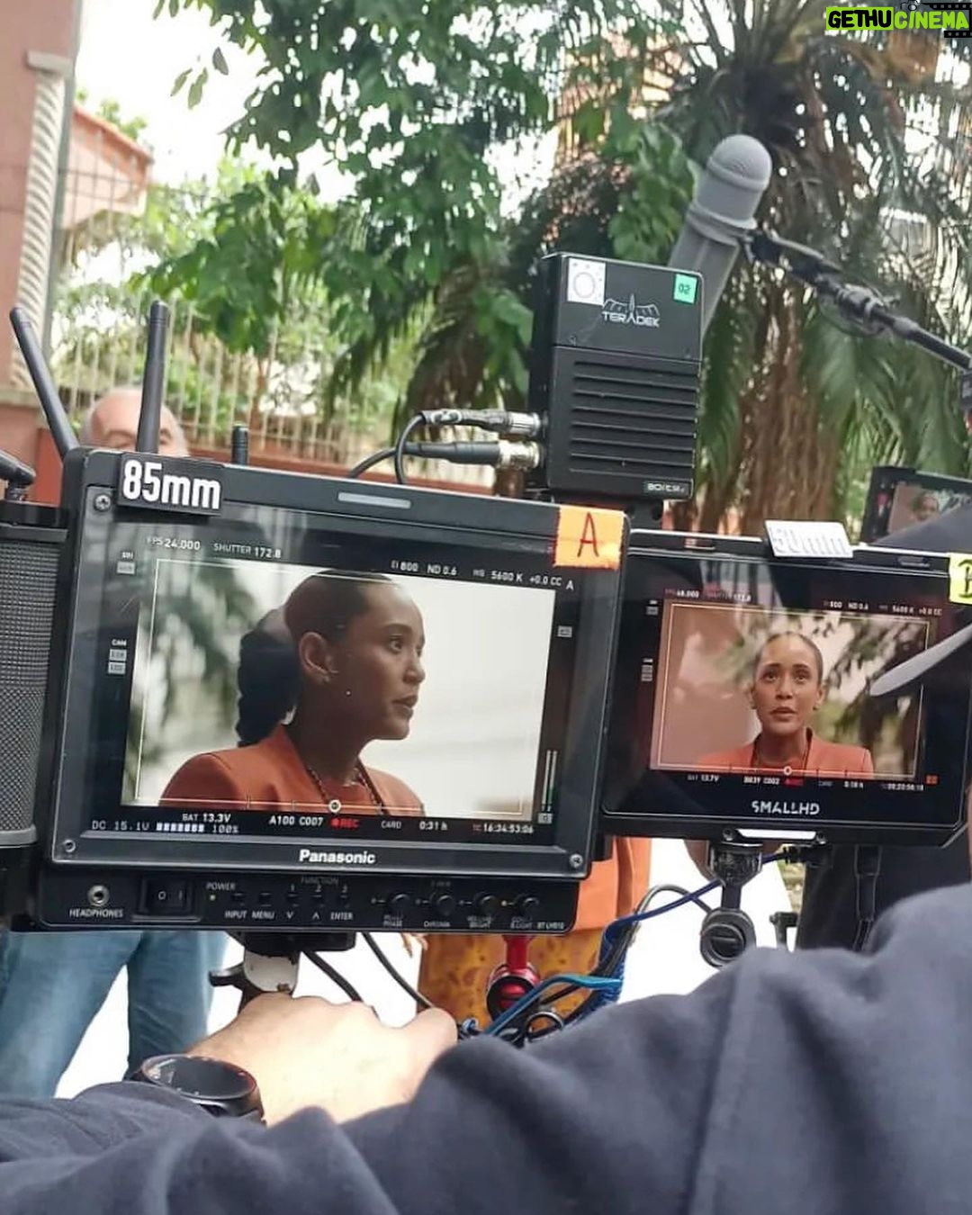 Taís Araújo Instagram - Foram semanas em Curitiba filmando “Doutor Monstro” com gente da melhor qualidade! Equipe Curitiba, de profissionais talentosos, competentes e amorosos. Foram dias intensos contando uma história verídica de um feminicídio que foi tratado como legítima defesa! É um filme de tribunal e uma denuncia do que aconteceu e acontece diariamente com as mulheres nesse país. Obrigada @marcos_jorge_2311 pela coragem de desenterrar essa história. Obrigada profissionais de cinema de Curitiba, vcs são foda! Obrigada equipe linda e talentosa e muito, mas muito obrigada ao elenco curitibano por me receber com tanto amor e talento.