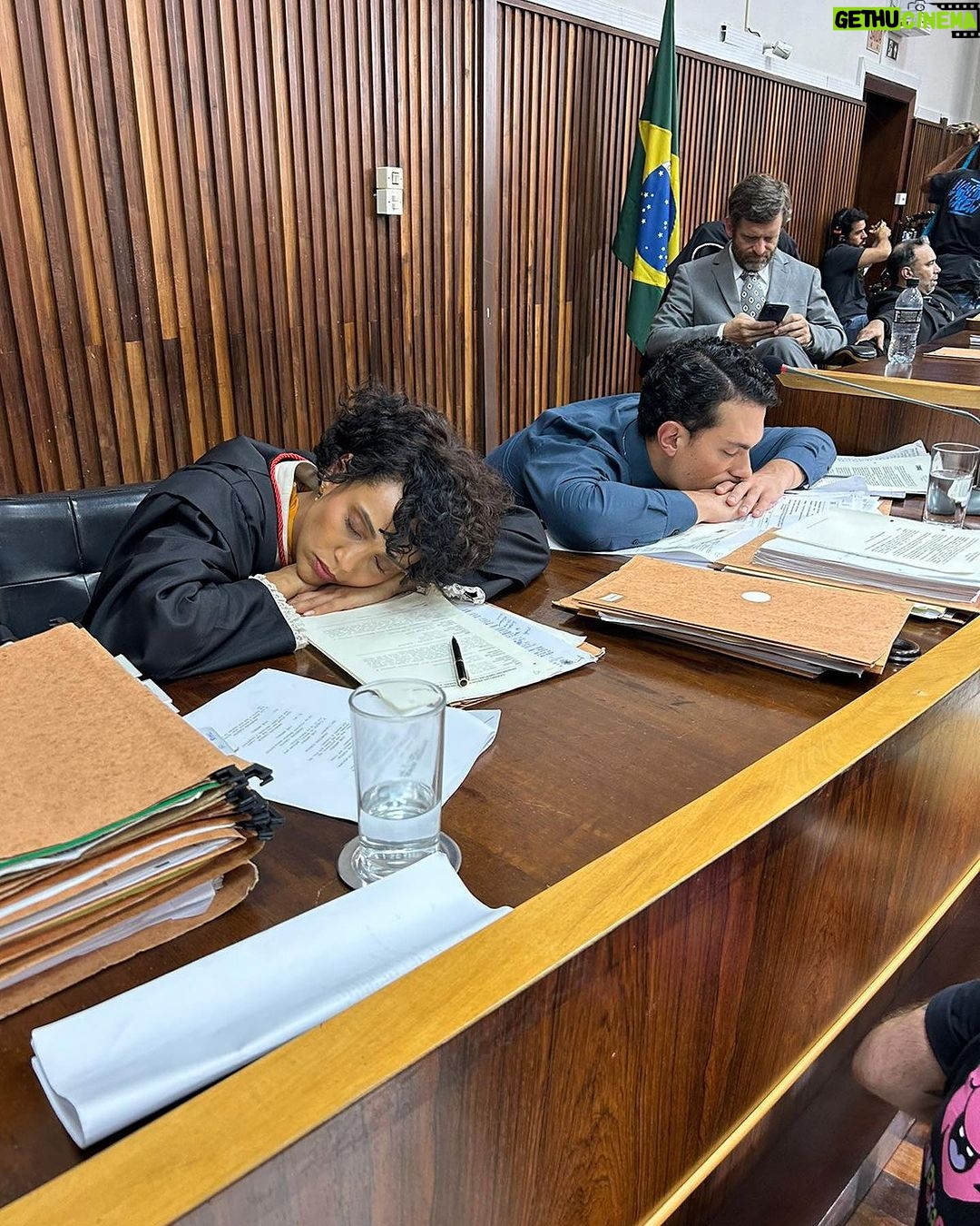 Taís Araújo Instagram - Foram semanas em Curitiba filmando “Doutor Monstro” com gente da melhor qualidade! Equipe Curitiba, de profissionais talentosos, competentes e amorosos. Foram dias intensos contando uma história verídica de um feminicídio que foi tratado como legítima defesa! É um filme de tribunal e uma denuncia do que aconteceu e acontece diariamente com as mulheres nesse país. Obrigada @marcos_jorge_2311 pela coragem de desenterrar essa história. Obrigada profissionais de cinema de Curitiba, vcs são foda! Obrigada equipe linda e talentosa e muito, mas muito obrigada ao elenco curitibano por me receber com tanto amor e talento.