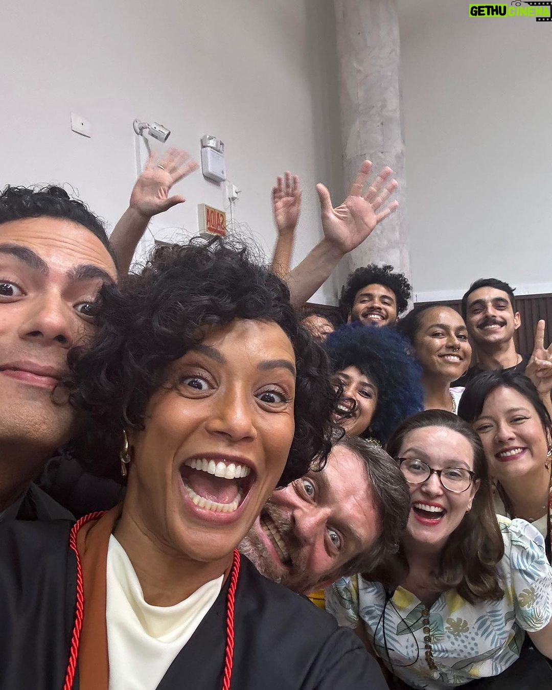 Taís Araújo Instagram - Foram semanas em Curitiba filmando “Doutor Monstro” com gente da melhor qualidade! Equipe Curitiba, de profissionais talentosos, competentes e amorosos. Foram dias intensos contando uma história verídica de um feminicídio que foi tratado como legítima defesa! É um filme de tribunal e uma denuncia do que aconteceu e acontece diariamente com as mulheres nesse país. Obrigada @marcos_jorge_2311 pela coragem de desenterrar essa história. Obrigada profissionais de cinema de Curitiba, vcs são foda! Obrigada equipe linda e talentosa e muito, mas muito obrigada ao elenco curitibano por me receber com tanto amor e talento.