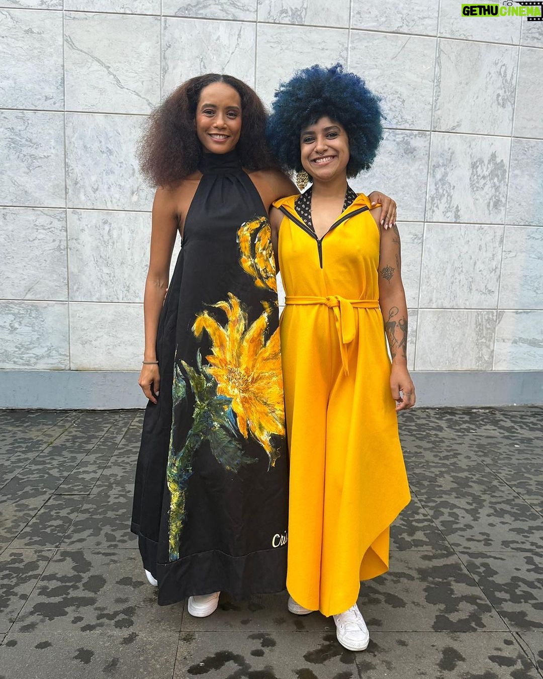 Taís Araújo Instagram - Foram semanas em Curitiba filmando “Doutor Monstro” com gente da melhor qualidade! Equipe Curitiba, de profissionais talentosos, competentes e amorosos. Foram dias intensos contando uma história verídica de um feminicídio que foi tratado como legítima defesa! É um filme de tribunal e uma denuncia do que aconteceu e acontece diariamente com as mulheres nesse país. Obrigada @marcos_jorge_2311 pela coragem de desenterrar essa história. Obrigada profissionais de cinema de Curitiba, vcs são foda! Obrigada equipe linda e talentosa e muito, mas muito obrigada ao elenco curitibano por me receber com tanto amor e talento.