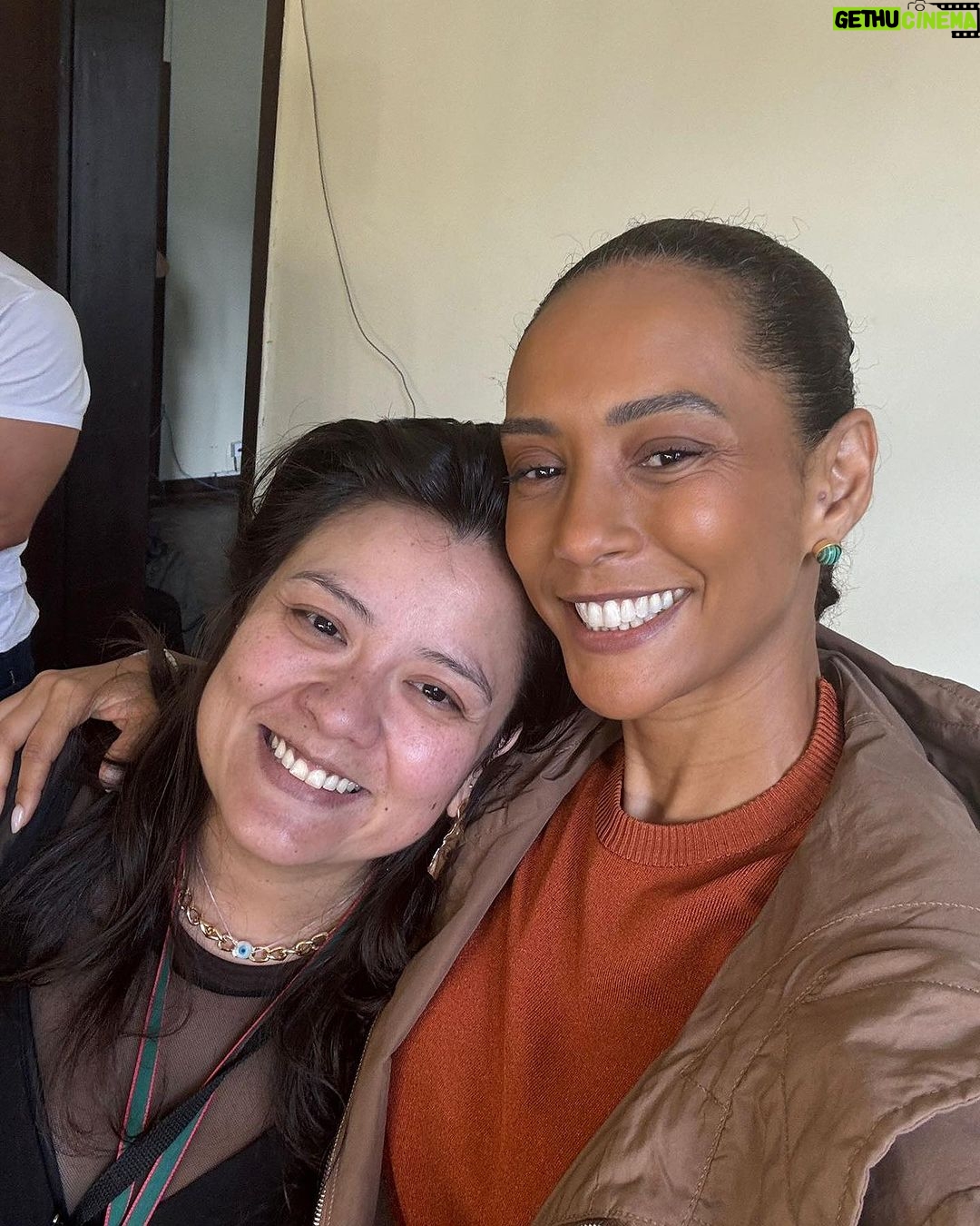 Taís Araújo Instagram - Foram semanas em Curitiba filmando “Doutor Monstro” com gente da melhor qualidade! Equipe Curitiba, de profissionais talentosos, competentes e amorosos. Foram dias intensos contando uma história verídica de um feminicídio que foi tratado como legítima defesa! É um filme de tribunal e uma denuncia do que aconteceu e acontece diariamente com as mulheres nesse país. Obrigada @marcos_jorge_2311 pela coragem de desenterrar essa história. Obrigada profissionais de cinema de Curitiba, vcs são foda! Obrigada equipe linda e talentosa e muito, mas muito obrigada ao elenco curitibano por me receber com tanto amor e talento.