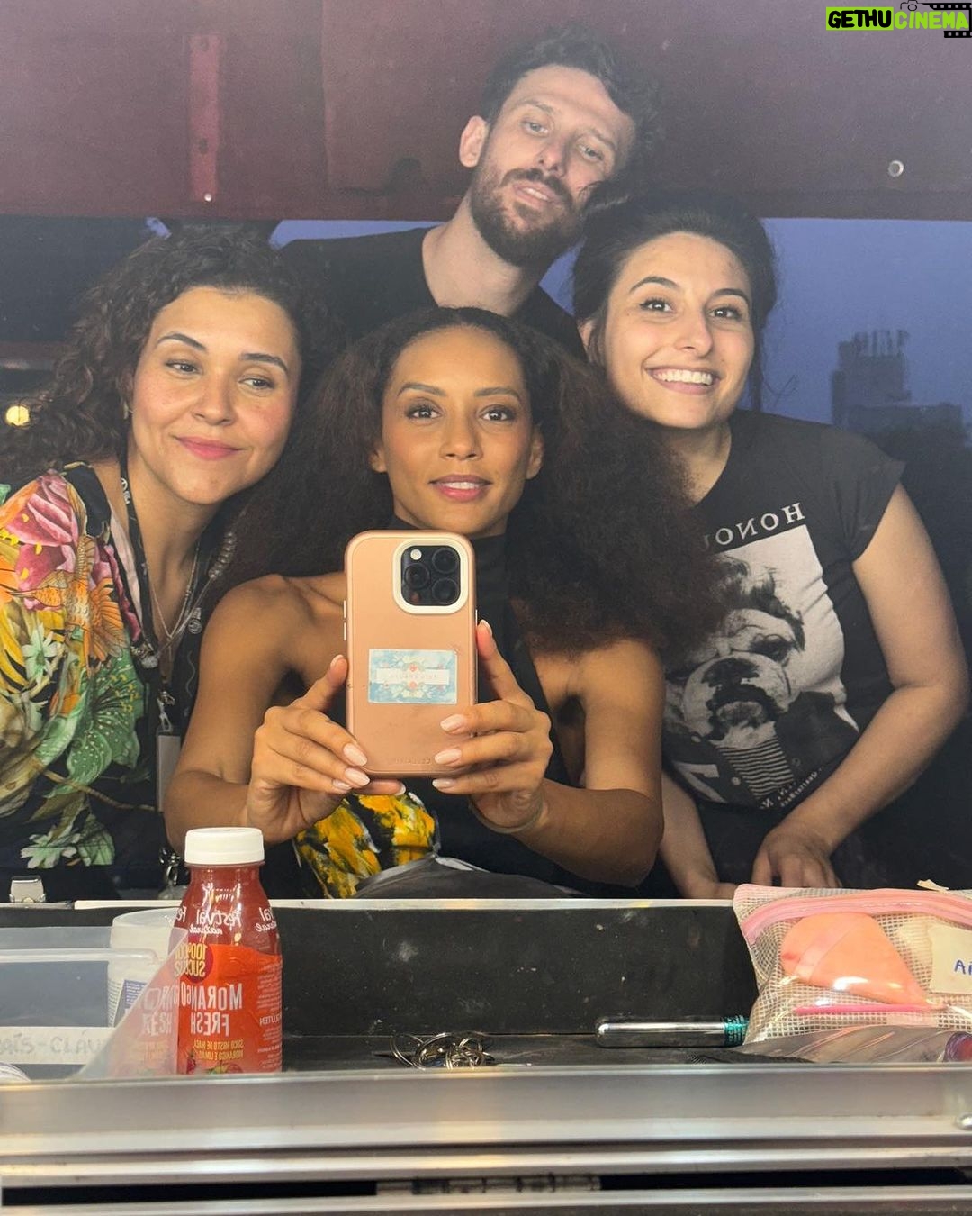 Taís Araújo Instagram - Foram semanas em Curitiba filmando “Doutor Monstro” com gente da melhor qualidade! Equipe Curitiba, de profissionais talentosos, competentes e amorosos. Foram dias intensos contando uma história verídica de um feminicídio que foi tratado como legítima defesa! É um filme de tribunal e uma denuncia do que aconteceu e acontece diariamente com as mulheres nesse país. Obrigada @marcos_jorge_2311 pela coragem de desenterrar essa história. Obrigada profissionais de cinema de Curitiba, vcs são foda! Obrigada equipe linda e talentosa e muito, mas muito obrigada ao elenco curitibano por me receber com tanto amor e talento.