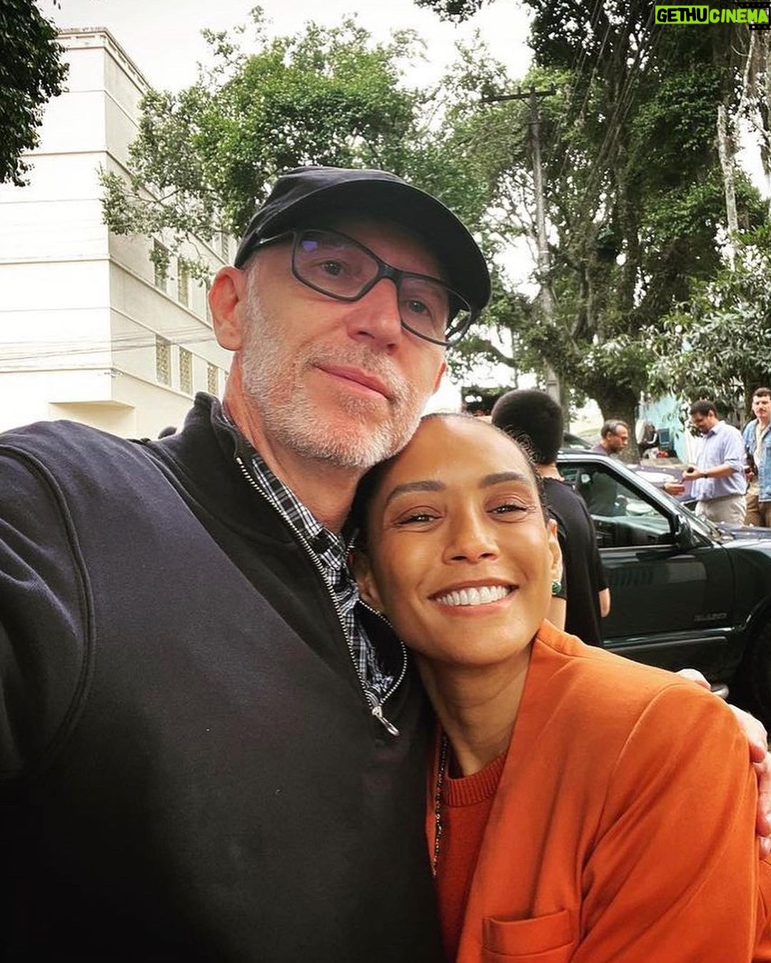 Taís Araújo Instagram - Foram semanas em Curitiba filmando “Doutor Monstro” com gente da melhor qualidade! Equipe Curitiba, de profissionais talentosos, competentes e amorosos. Foram dias intensos contando uma história verídica de um feminicídio que foi tratado como legítima defesa! É um filme de tribunal e uma denuncia do que aconteceu e acontece diariamente com as mulheres nesse país. Obrigada @marcos_jorge_2311 pela coragem de desenterrar essa história. Obrigada profissionais de cinema de Curitiba, vcs são foda! Obrigada equipe linda e talentosa e muito, mas muito obrigada ao elenco curitibano por me receber com tanto amor e talento.