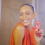 Taís Araújo Instagram – Do dia a dia ao carnaval uma coisa é certa: gente é pra brilhar! ✨ E como vocês sempre reparam no meu sorriso, trouxe diquinhas que estão fazendo muita diferença por aqui: o creme dental Luminous White Glow e a Caneta Luminous White. Ambos contam com 3% de peróxido de hidrogênio, o mesmo ingrediente usado pelos dentistas para o clareamento em consultório, demais né? O melhor da tecnologia da Colgate com a praticidade que a gente precisa! #DêUmGlow você também 😁❤

@colgatebrasil * publicidade
