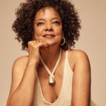 Taís Araújo Instagram - O incômodo é um estado muito poderoso, capaz de nos motivar a obter respostas, a evidenciar problemas e querer mudar as coisas. Ouso dizer que, muitas transformações partiram de um incômodo legítimo e essa matéria também começou assim. Na verdade ela começou ao acaso quando @santana_raissa me relatou sobre eu ter sido sua inspiração. A conversa foi ouvida por minha amiga @maricaruso , editora do @elaoglobo, que me propôs uma reflexão sobre quem me inspirou. Respondi ter começado vendo atrizes como Zezé Motta, Ruth de Souza e Léa Garcia, mas lembrei que existe uma geração que tentaram apagar entre mim e elas. Para a mídia, para o audiovisual ou para quem cria publicidade é como se não houvesse atrizes negras brilhantes preenchendo essa lacuna temporal, quando pelo contrário, artistas com mais de 50 anos como Cyda Moreno (@moreno_cyda), Iléa Ferraz (@ileaferraz), Maria Ceiça (@mariaceicadepaula) e Vilma Melo (@vilmameloschaefer) entregaram e segue entregando excelência. Contudo, onde elas estão? Por que não foram escolhidas para papéis de destaque? Campanhas publicitárias? Capas de revistas? A verdade é que elas foram inviabilizadas, como tantas outras, pelo racismo. Afinal, por que atrizes negras conscientes de sua grandeza e representatividade podem ser uma ameaça ao sistema? Por que não falamos de seu legado e resistência? A reflexão está nesta reportagem em que tive a honra de entrevistar e aprender com o quarteto que estampa a capa. Obrigado, meninas, por terem aberto seu coração e nos emocionar com suas trajetórias Obrigada Marina Caruso por ouvir, se sensibilizar e me propor realizar esta matéria com mulheres tão inspiradoras e potentes. Link nos stories ☝🏽