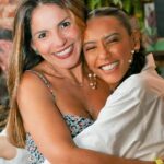 Taís Araújo Instagram - Pausando as gravações porque hoje é o dia mundial de Paulinha! Minha amiga há 43 anos e sou tão feliz por isso.🥹🥰 Parabéns minha amiga, que seu dia seja maravilhoso, com muito afeto, encontros, risadas e merecidos drinks! Saúde, saúde e saúde pra você. Te amo @limap12 ❤️ 📸: @hobyfotografia
