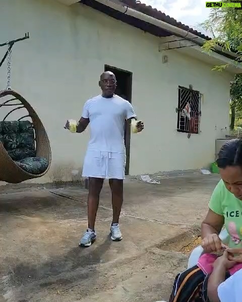 Taís Araújo Instagram - Todo ano eu posto a mesma foto no aniversário dele…acho que é pq esse movimento retrata a forma do que ele representa da minha vida: segurança pra me jogar de costas pq sei que ele vai me segurar. Esse sentimento é para poucos. E eu desejo que no dia dele o mundo devolva a ele tudo o que ele dá pro mundo: arte, superação, transformações de vidas, amor, amizade, drinks, gargalhadas, saúde e vida plena! Te amo, Zebrinha! Aproveite seu dia! ☀️🫶🏾