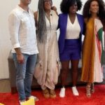 Taís Araújo Instagram - Tenho tantas coisas pra dizer sobre esse dia, mas precisava chegar em casa e fazer uma leitura mais calma sobre essa viagem e o quão importante foi participar da primeira edição do movimento global Liberatum no Brasil. Acho até que, para me fazer entender melhor é preciso trazer elementos históricos, mas não sobre mim, sobre nós. Sobre o país que nós chamamos de lar. O Brasil foi marcado historicamente pelo apagamento de sua identidade e pela desvalorização da cultura afro-brasileira, fatos que infelizmente ainda nos atravessam e impactam até hoje. E por isso, ver Salvador ser o primeiro destino Brasileiro desse evento multidimensional, cujo o objetivo principal é destacar a importância da cultura afro em defesa da liberdade de expressão, é algo tão emocionante e ouso dizer que isso pode ser um novo começo. Além disso, não posso deixar de destacar a honra que foi estar em uma mesa com lideranças criativas nacionais e internacionais, trocando ideias sobre cultura, perspectivas e a valorização das nossas vozes e narrativas. Poder celebrar a nossa diversidade, potencializando ferramentas de emancipação criativa e econômica, é para mim, reafirmar o compromisso de transformação. Transformação do nosso imaginário sobre nós mesmos, nossas capacidades, quem sabe oportunidades e a transformação desse passado doloroso que ainda nos atravessa pra lembrar: Galera, ainda não chegamos lá, mas estamos caminhando. Por fim, quero agradecer ao @liberatum pelo convite para o Talk, aos meus colegas de mesa @violadavis @julius_tennon_ Melanie Clark. Agradecer ao público que compareceu e participou ativamente, espero que vocês tenham curtido ❤️e por fim um super obrigada a minha equipe que me acompanhou presencialmente e remotamente me ajudando nessa correria. 📸: @vulgotlls