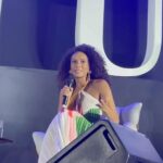 Taís Araújo Instagram - Tenho tantas coisas pra dizer sobre esse dia, mas precisava chegar em casa e fazer uma leitura mais calma sobre essa viagem e o quão importante foi participar da primeira edição do movimento global Liberatum no Brasil. Acho até que, para me fazer entender melhor é preciso trazer elementos históricos, mas não sobre mim, sobre nós. Sobre o país que nós chamamos de lar. O Brasil foi marcado historicamente pelo apagamento de sua identidade e pela desvalorização da cultura afro-brasileira, fatos que infelizmente ainda nos atravessam e impactam até hoje. E por isso, ver Salvador ser o primeiro destino Brasileiro desse evento multidimensional, cujo o objetivo principal é destacar a importância da cultura afro em defesa da liberdade de expressão, é algo tão emocionante e ouso dizer que isso pode ser um novo começo. Além disso, não posso deixar de destacar a honra que foi estar em uma mesa com lideranças criativas nacionais e internacionais, trocando ideias sobre cultura, perspectivas e a valorização das nossas vozes e narrativas. Poder celebrar a nossa diversidade, potencializando ferramentas de emancipação criativa e econômica, é para mim, reafirmar o compromisso de transformação. Transformação do nosso imaginário sobre nós mesmos, nossas capacidades, quem sabe oportunidades e a transformação desse passado doloroso que ainda nos atravessa pra lembrar: Galera, ainda não chegamos lá, mas estamos caminhando. Por fim, quero agradecer ao @liberatum pelo convite para o Talk, aos meus colegas de mesa @violadavis @julius_tennon_ Melanie Clark. Agradecer ao público que compareceu e participou ativamente, espero que vocês tenham curtido ❤️e por fim um super obrigada a minha equipe que me acompanhou presencialmente e remotamente me ajudando nessa correria. 📸: @vulgotlls
